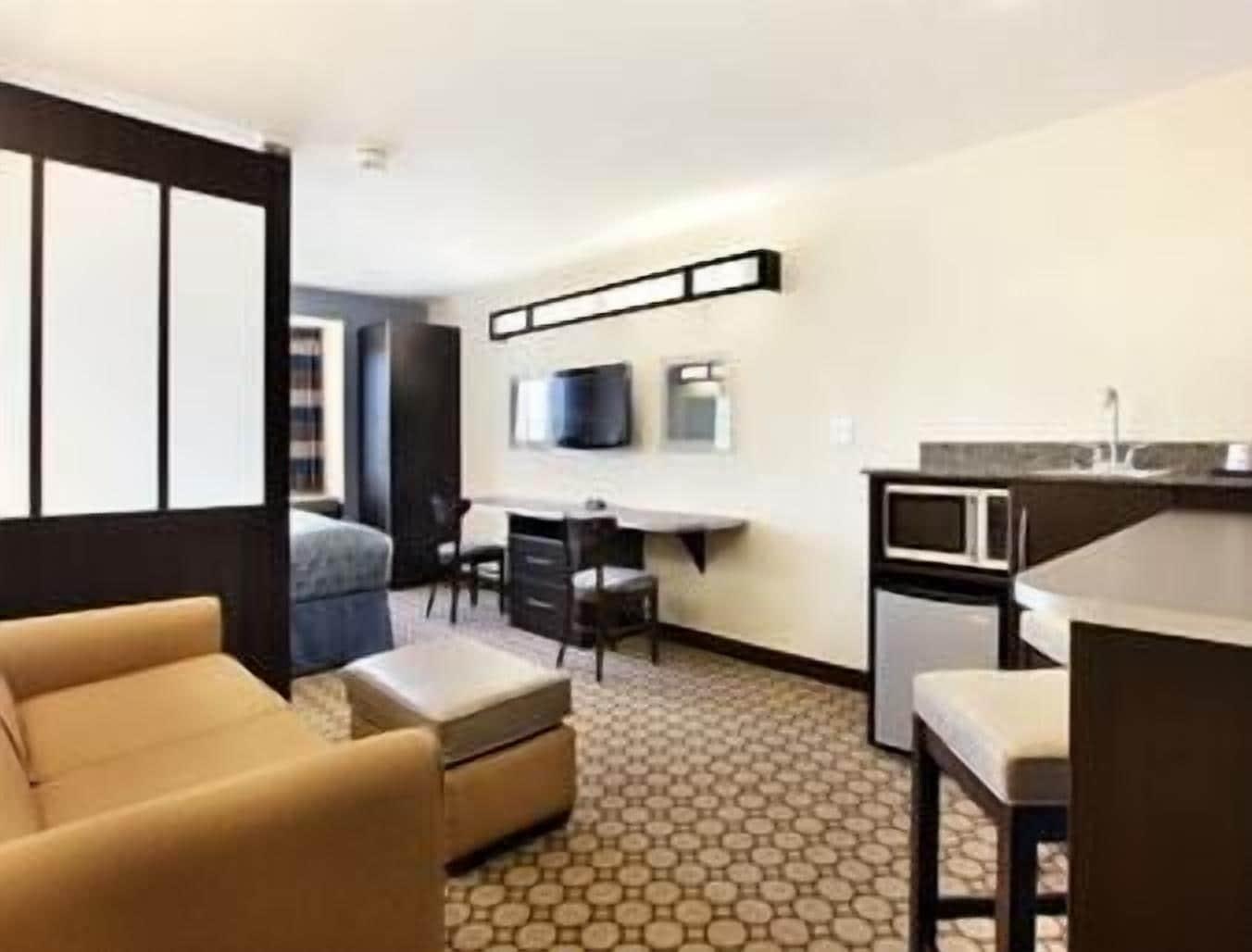 Microtel Inn & Suites By Wyndham Spring Hill/Weeki Wachee Room photo